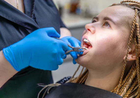  A girl undergoing braces treatment